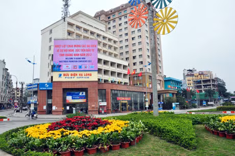 Bưu điện Hạ Long được treoi pa nô lớn 
