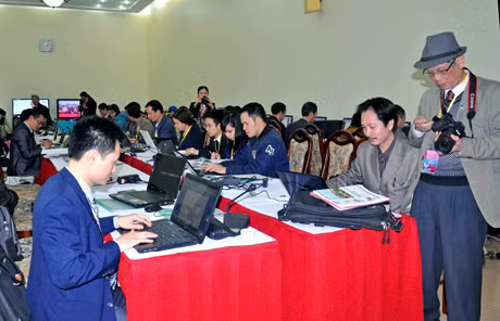 Hoạt động tác nghiệp của các phóng viên tham dự Hội nghị xúc tiến đầu tư của Quảng Ninh tại Phòng Tác nghiệp Báo chí.