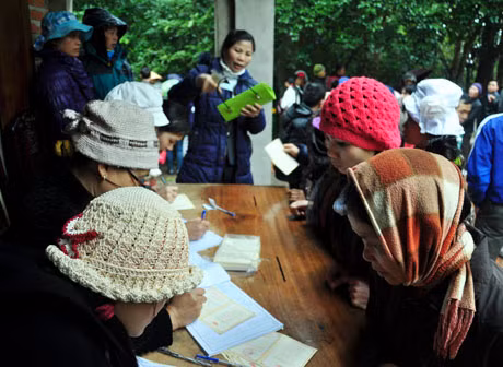 Du khách công đức làm việc thiện.