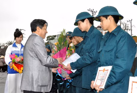 Lãnh đạo TP Uông Bí khen thưởng đột xuất cho 19 thanh niên viết đơn tình nguyện nhập ngũ đợt giao nhận quân đầu tháng 2 vừa qua.