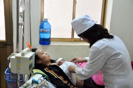 Thạc sỹ Nguyễn Thị Ân, Trưởng khoa nhi chăm sóc cho bệnh nhi đang điều trị tại bệnh viện