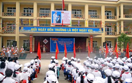 Trường THCS Hải Tiến mới được đầu tư kiên cố hóa theo hướng đạt chuẩn quốc gia.
