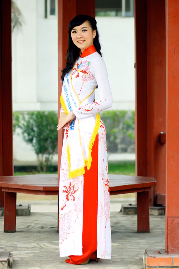 Nguyễn Thị Quỳnh Nga (SBD: 070) SN 30-7-1995, Học sinh Trường THPT Trần Phú, TP Móng Cái.