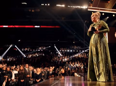 Adele trên sân khấu nhận giải