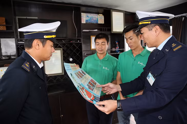 Cán bộ Cảng vụ Đường thuỷ nội địa Quảng Ninh tuyên truyền Luật Giao thông đường thuỷ nội địa cho các chủ tàu tại Cảng tàu khách quốc tế Tuần Châu (TP Hạ Long).