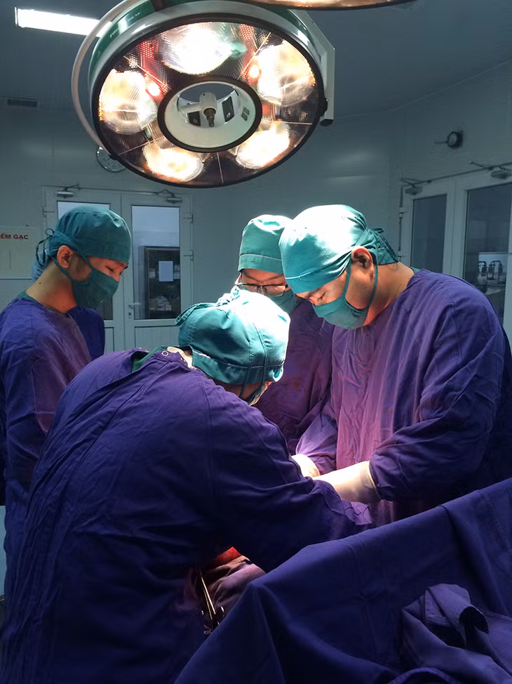  Các bác sĩ Khoa Sản, Bệnh viện Đa khoa tỉnh tiến hành phẫu thuật tách khối u cho bệnh nhân