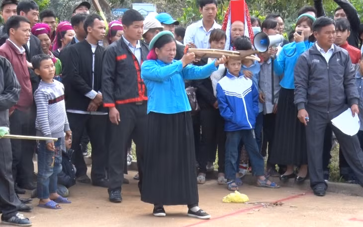 Tưng bừng Lễ hội văn hóa, thể thao dân tộc Sán Chỉ ảnh 3 Bắn nỏ