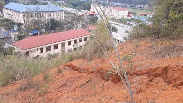 Nguy cơ sạt lở lớn tại thị trấn Chợ Rã đe dọa tính mạng các hộ dân và Trung tâm Y tế huyện Ba Bể ở phía dưới.