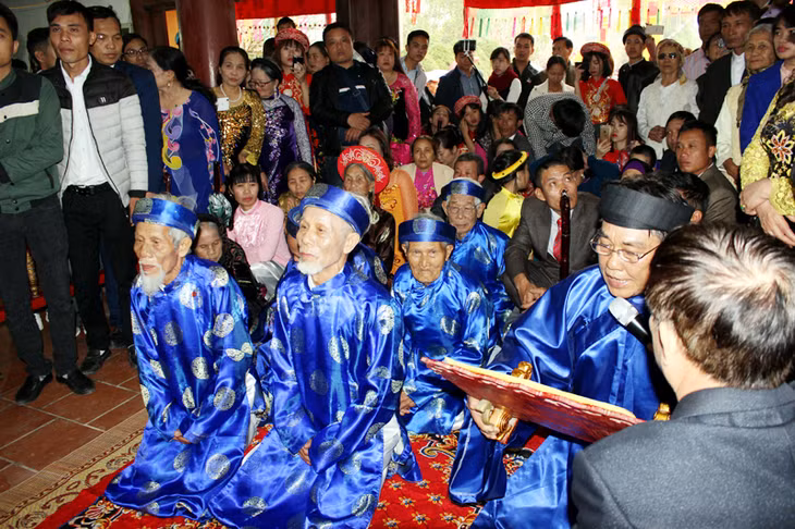 Các Cụ Thượng bái tổ tại miếu Tiên Công trong Lễ hội Tiên Công (TX Quảng Yên) năm 2017.