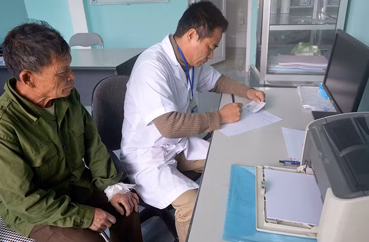 Bác sĩ Lý Phúc Tài, Trạm phó (người Dao) kê đơn thuốc cho bệnh nhân.