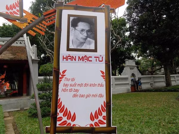 Chú thích là nhà thơ Hàn Mặc Tử nhưng hình ảnh lại là nhà thơ Yến Lan. (Ảnh: Kiều Mai Sơn)