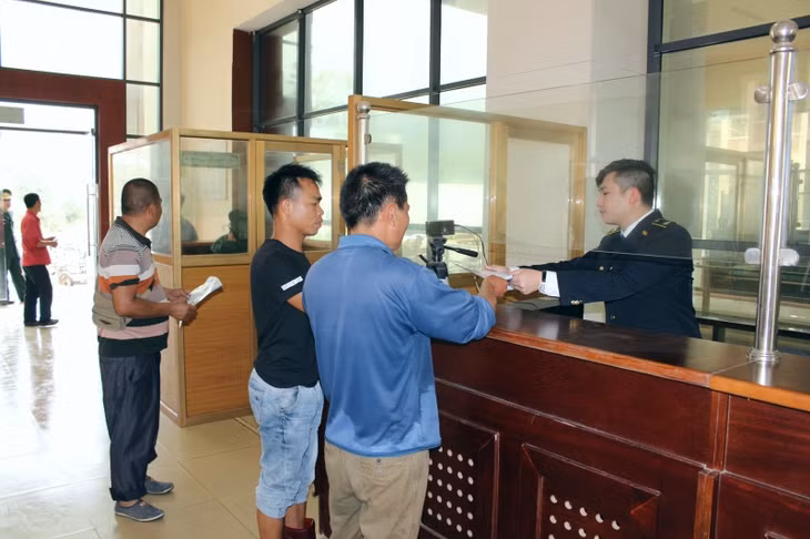 Các lực lượng chức năng kiểm soát chặt chẽ người xuất nhập cảnh tại cửa khẩu Bắc Phong Sinh.
