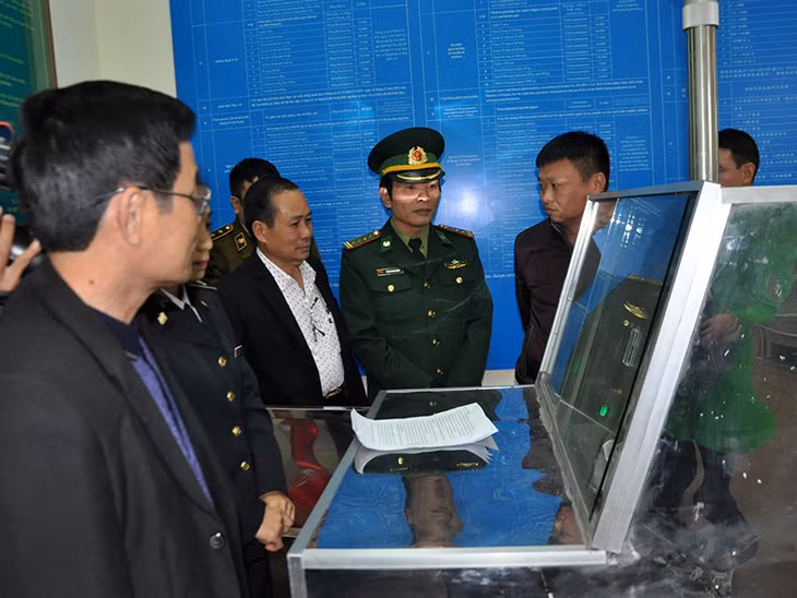 Đoàn liên ngành của tỉnh kiểm tra công tác phòng, chống dịch cúm gia cầm tại Cửa khẩu quốc tế Móng Cái. Ảnh: Hữu Việt