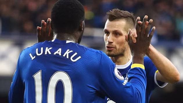  Schneiderlin ăn mừng cùng Lukaku sau khi tiền đạo người Bỉ lập được cú poker.