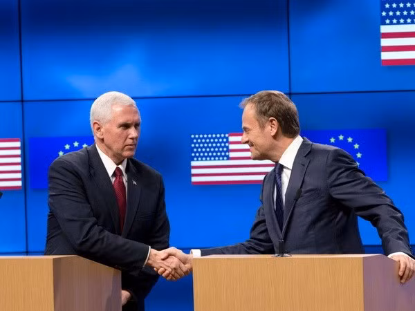 Phó Tổng Mỹ Mike Pence và Chủ tịch Hội đồng châu Âu Donald Tusk. (Nguồn: Reuters)