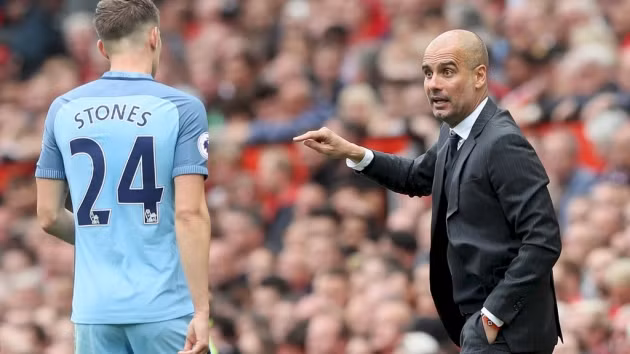  Pep Guardiola đến để thay đổi Manchester City. Ảnh: Mirror.