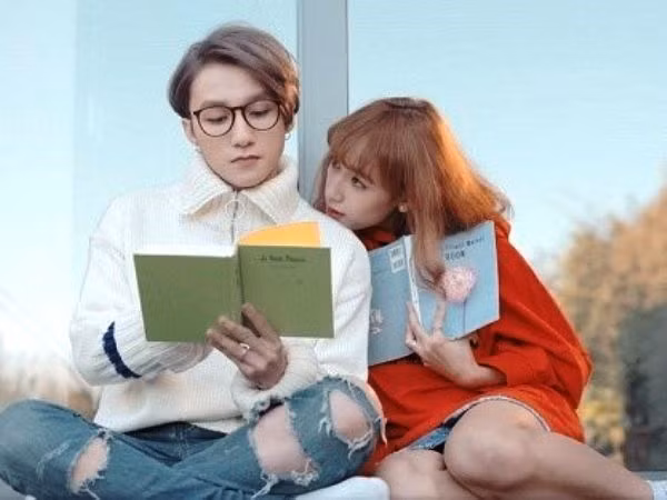 Sơn Tùng và cô gái mới trong MV Nơi này có anh. (Ảnh: Cắt từ MV)