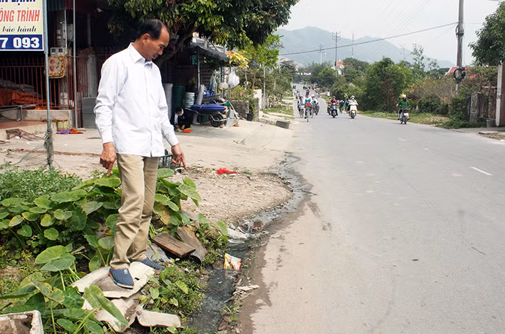 Nước thải sinh hoạt của các hộ dân xả trực tiếp ra đường gây ô nhiễm môi trường, mất mỹ quan đô thị.