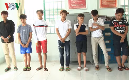 Nhóm thanh thiếu niên hay ném đá xe ô tô tại cơ quan công an.