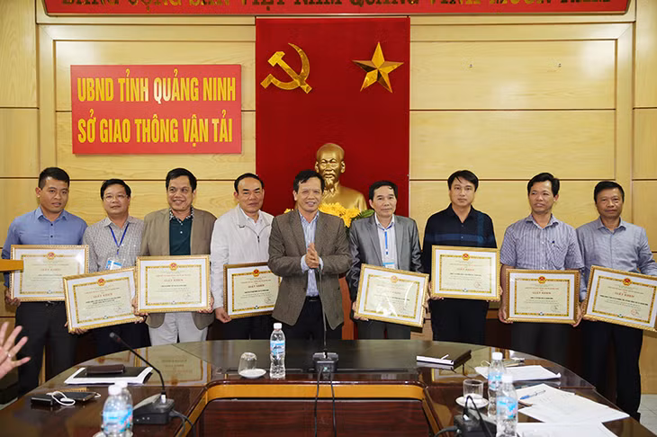 Đồng chí Vũ Văn Khánh, Giám đốc Sở GT-VT tặng giấy khen cho các tập thể có thành tích xuất sắc trong công tác phục vụ Tết Nguyên đán Đinh Dậu.