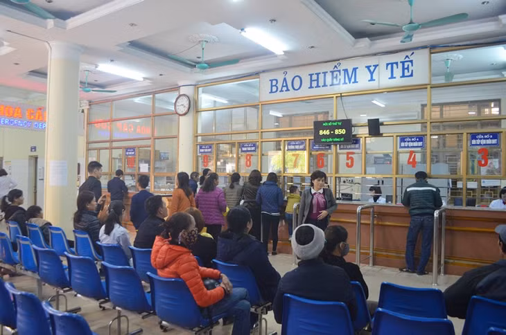 Người dân đăng ký khám bệnh bảo hiểm y tế tại Bệnh viện đa khoa tỉnh