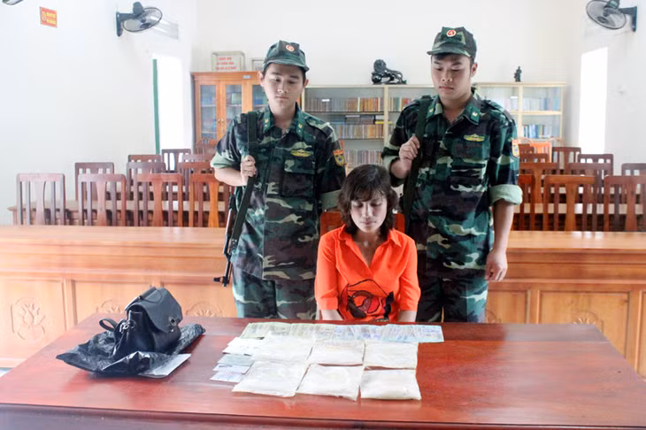 Đối tượng Mai Thị Hương (SN 1973, tại Xuân Trường, Nam Định, cư trú tại tổ 76, khu 9, phường Cao Thắng, TP Hạ Long), vận chuyển gần 1kg ma tuý đá qua biên giới bị Đồn Biên phòng Bắc Sơn bắt giữ ngày 21-11-2016.