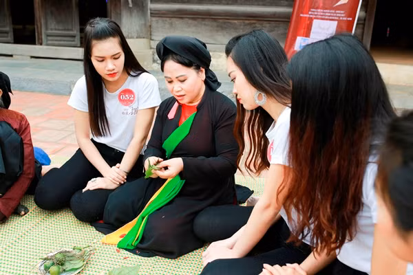 Các thí sinh Người đẹp Kinh Bắc học cách têm trầu cánh phượng.