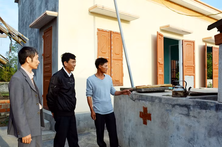 Các bể chứa nước mưa của người dân xã Tiền Phong, TX Quảng Yên không đủ sử dụng cho sinh hoạt nên họ phải dùng nước từ ao, hồ, kênh, rạch.