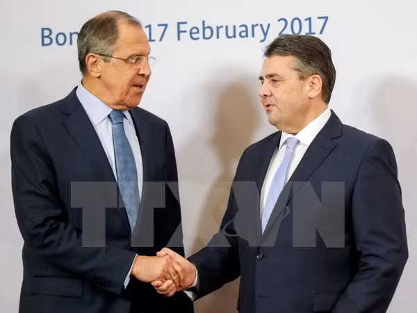 Ngoại trưởng Nga Sergei Lavrov (trái) và Ngoại trưởng Đức Sigmar Gabriel (phải) tại Hội nghị Ngoại trưởng Nhóm G20 ở Bonn (Đức) ngày 16/2. (Ảnh: EPA/TTXVN)