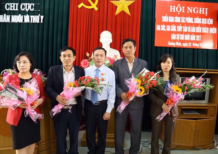 Đại diện Điện lực TP Hạ Long trao giải cho các