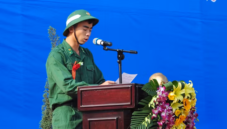 Đại diện tân binh phát biểu thể hiện quyết tâm phát huy truyền thống quê hương, hoàn thành tốt nhiệm vụ mà Quân đội giao cho.