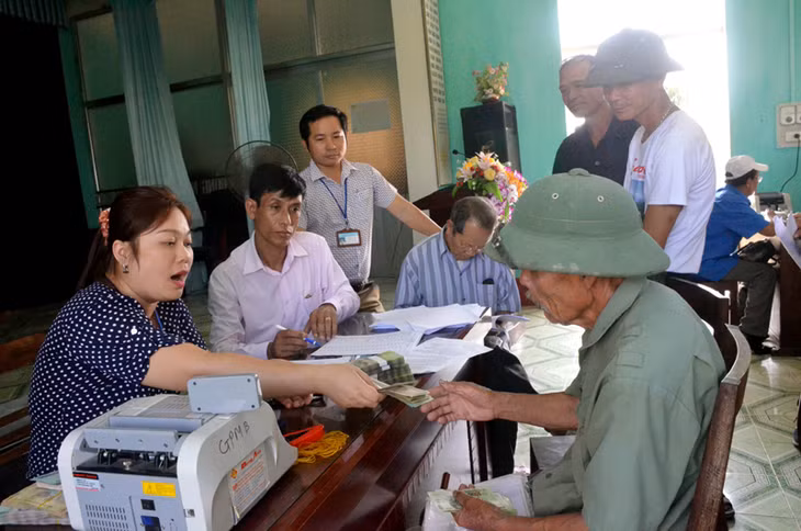 Người dân xã Liên Hoà (TX Quảng Yên) nhận tiền đền bù GPMB thực hiện Dự án đường nối từ cao tốc Hạ Long - Hải Phòng với Khu công nghiệp Nam Tiền Phong.