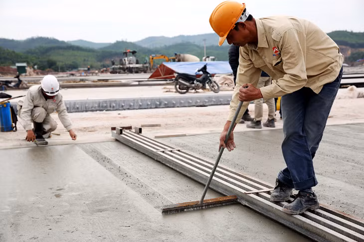 Thi công tạo nhám lớp mặt đường băng. 