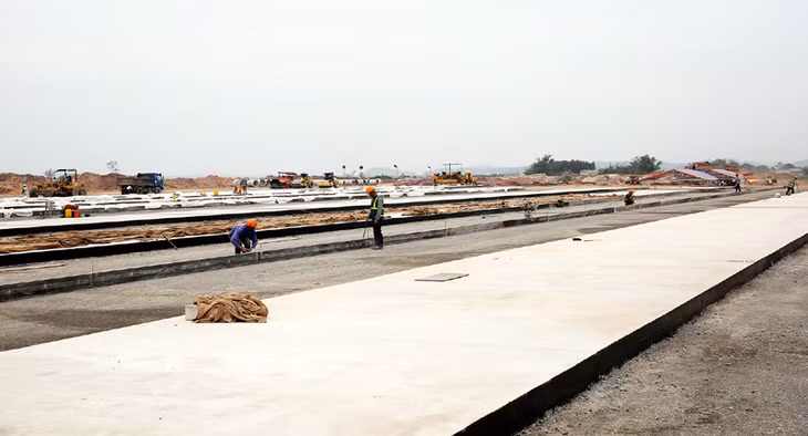 Cảng Hàng không Quảng Ninh: Huy động hơn 1.000 cán bộ, công nhân, trên 200 phương tiện máy móc, đẩy nhanh thi công các phần việc. Hiện cơ bản hoàn thành hạng mục nền đường băng, sân đỗ, 30% bê tông mặt đường...