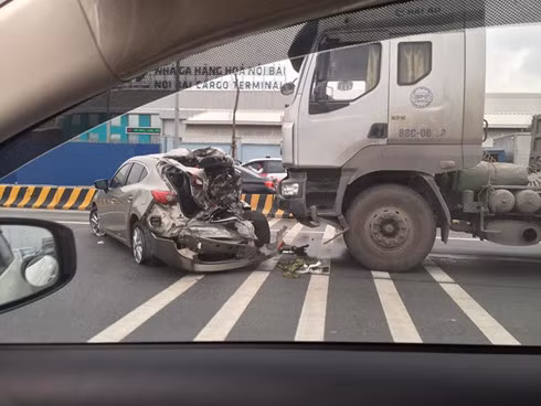 Vụ tai nạn xảy ra vào khoảng trước 7h sáng ngày 20/2/2017 tại khu vực trước nhà ga T1 sân bay Nội Bài. Va chạm xảy ra giữa một xe tải và một chiếc ô tô con mang thương hiệu Mazda2 khiến 2 người thương vong
