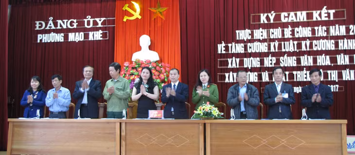 Cán bộ, công chức phường Mạo Khê (TX Đông Triều) ký cam kết thực hiện các nội dung chủ đề công tác năm 2017.