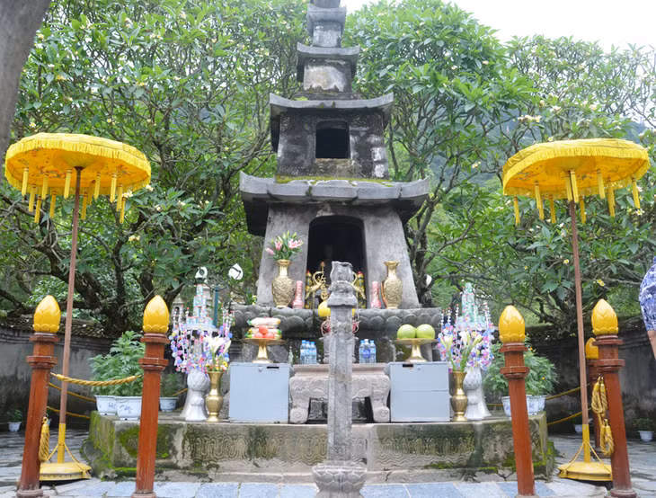 Bảo tượng Phật hoàng Trần Nhân Tông, vị tổ thứ nhất của Thiền phái Trúc Lâm, tại vườn tháp Huệ Quang.