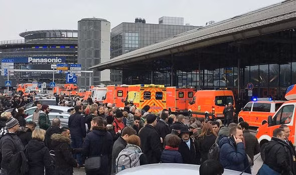 Hành khách bị sơ tán ra phía trước sân bay Hamburg. (Nguồn: express.co.uk)