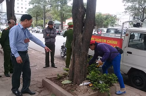 Tổ công tác thuộc phường Dịch Vọng Hậu, Cầu Giấy nhắc nhở, yêu cầu các hộ dân kinh doanh buôn bán vỉa hè thu dọn rác thải. Ảnh: Sơn Dương