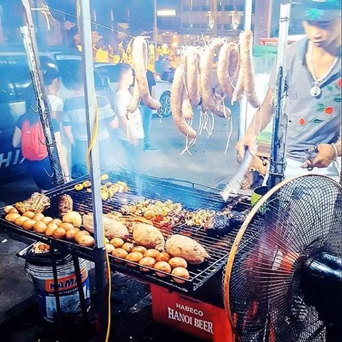  Một quầy bán đồ nướng bên đường ở Hà Nội. Ảnh BO 