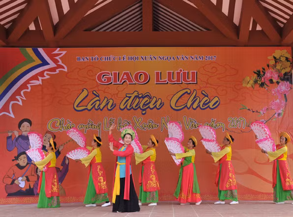 Tiếng hát vùng quê chèo vương vấn nâng bước chân mỗi du khách ngay từ chân núi.