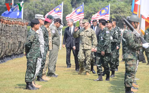 Các quân nhân này thuộc thành phần của Lục quân, Hải quân và Thủy quân lục chiến Mỹ.