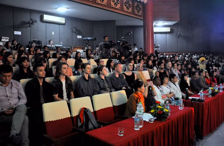 Các thầy, cô giáo và HSSV Trường Đại học Hạ Long tham gia và cỗ vũ chương trình giao lưu.