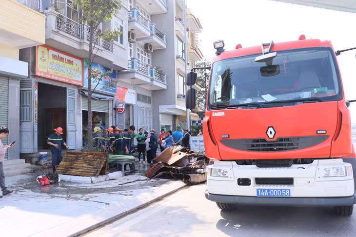Cảnh sát PCCC kịp thời có mặt tại hiện trường.