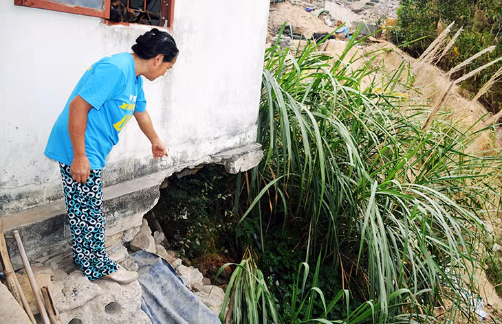 Bà Đỗ Thị Lan Hương, trú tại tổ 2, khu 5, phường Hà Lầm (TP Hạ Long) chỉ vị trí sạt lở tại gian bếp của gia đình.