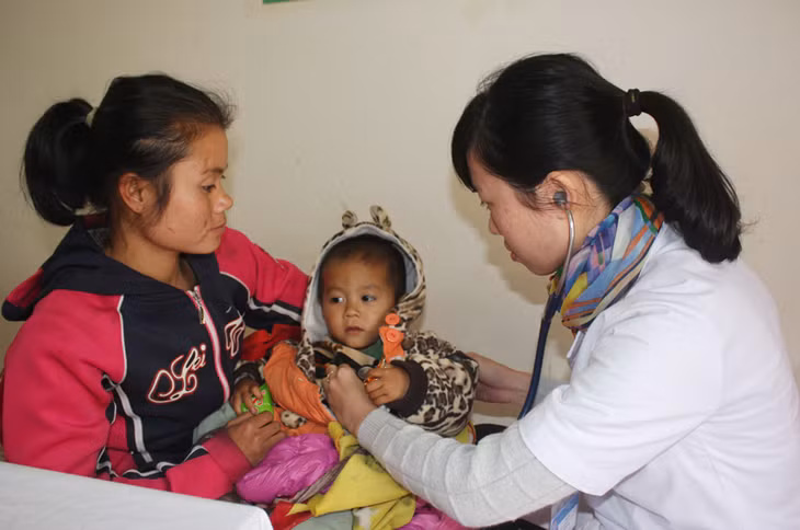 Đoàn TN Bệnh viện Việt Nam - Thụy Điển Uông Bí tham gia khám bệnh, phát thuốc nhân đạo cho người dân xã Hải Sơn, TP Móng Cái.