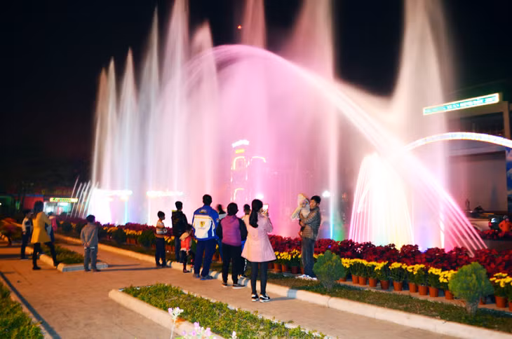 Công trình Đài phun nước nghệ thuật nằm trong Đề án quy hoạch và phát triển TP Uông Bí được khánh thành đưa vào sử dụng tháng 9-2016.