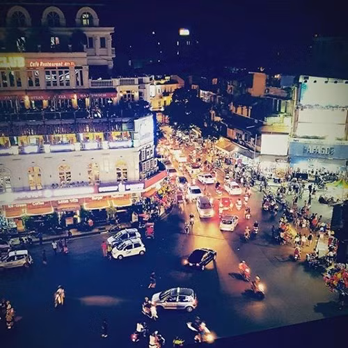  Chợ đêm Hàng Đào nhộn nhịp nhìn từ trên xuống. Ảnh BO 