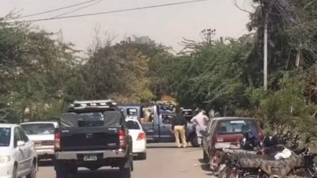 Cảnh sát Pakistan tới gần tòa lãnh sự của Afghanistan tại thành phố Karachi, miền nam Pakistan, sau khi xảy ra vụ xả súng, ngày 6-2-2017. (Ảnh: Geo TV)