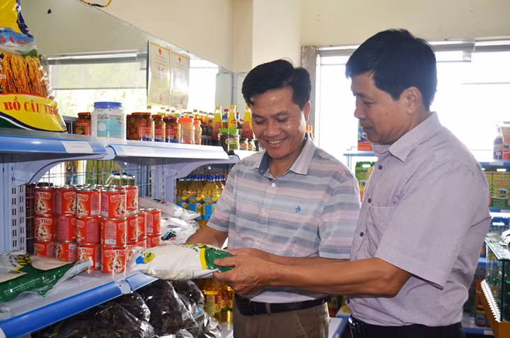 Các cán bộ của Sở NN&PTNT Hải Phòng tham quan gian hàng bày bán sản phẩm OCOP tại Mạo Khê, TX Đông Triều.